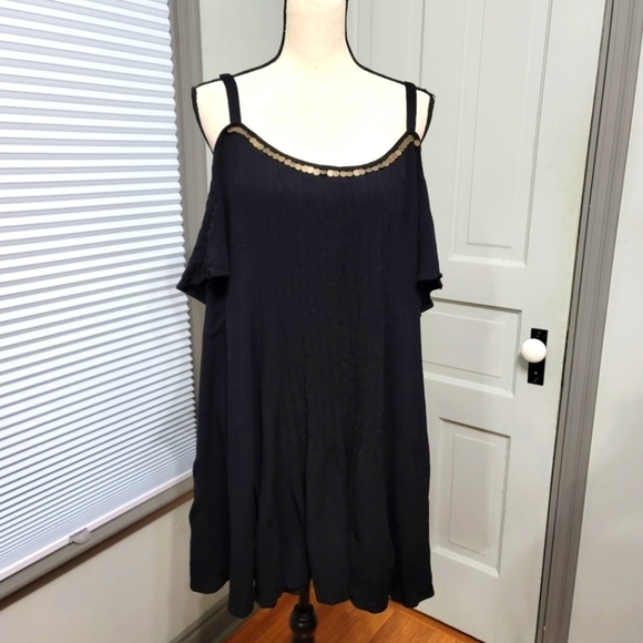 Torrid Black GAUZE TRAPEZE DRESS - Brass Beading plus size 1 - Picture 2 of 9